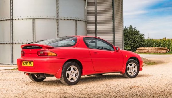 Период на производство: 1992-1996 г.
Друг малък, спортен автомобил от 90-те години е Mazda MX-3. Произведен между 1992 и 1996 г., хечбекът с две врати има малък V-6 двигател с мощност от 130 к.с. и 115 Hm въртящ момент. Въпреки че параметрите може да не са впечатляващи, инженерството при този автомобил е на ниво, подкрепено от системата за впръскване на гориво на Bosch.
Съчетан с петстепенна механична скоростна кутия, 1,8-литровият двигател може да осигури максимална скорост от около 230 км/ч. Въпреки че трябва да пренастроите MX-3, за да извлечете максимума от неговите конски сили, той предлага отлично управление.
